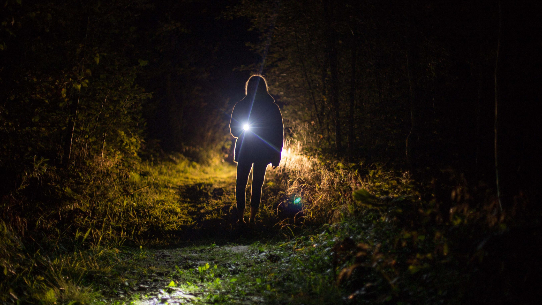 Een nachtelijke wandeling op een donkere camping